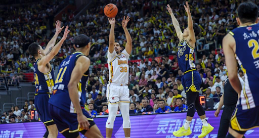 亚冠生死博弈！布里兰主场怒怼江原FC，8球神锋剑指出线